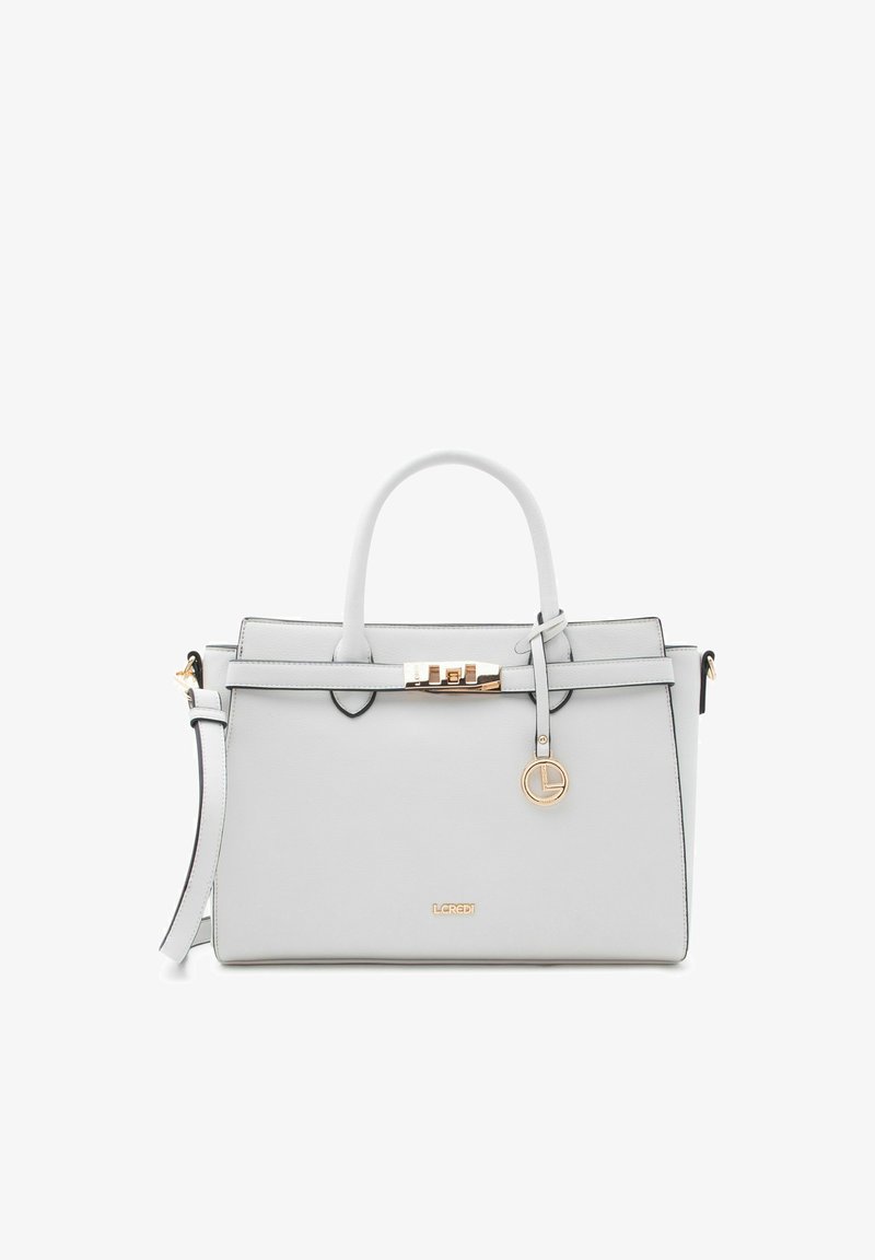 Borsa strutturata grigia con manici superiori, tracolla staccabile, cinturino frontale con dettaglio a chiusura dorata e ciondolo a logo rotondo dorato.