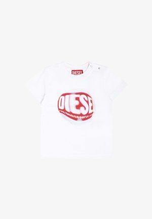 T-shirt bianco in cotone con una grande grafica rossa con la scritta "DIESEL", maniche corte e dettagli con bottoni a pressione sulla spalla.