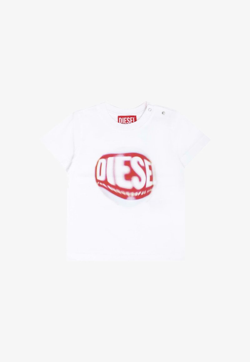 T-shirt bianco in cotone con una grande grafica rossa con la scritta "DIESEL", maniche corte e dettagli con bottoni a pressione sulla spalla.
