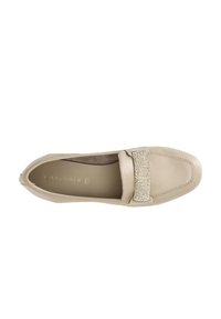 Beige leren loafers met gestikte details en een decoratieve, gemarmerde band over de voorkant, platte zool en ronde neus.