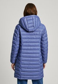 Vadderad kappa i ljuslila, med huva och horisontellt quiltat mönster. Slät textur med åtsittande ärmar och mellanhög fåll.