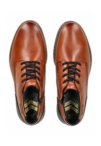 Hnědé kožené boty s hladkým povrchem, s černými tkaničkami, zaoblenou špičkou a vyraženými detaily na vnitřní stélce. Velikost 42.