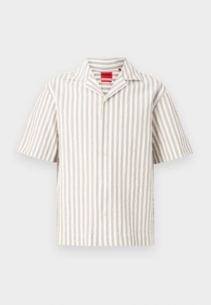 Chemise à manches courtes boutonnée avec des rayures verticales beige et blanc et un col camp, présentée sur fond blanc.