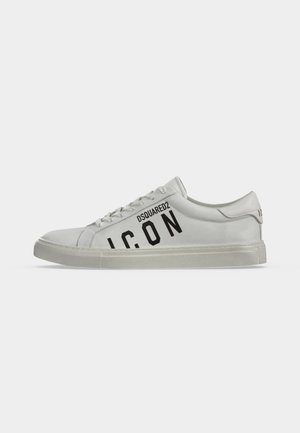 Baskets basses blanches avec lacets, comportant un texte noir DSquared2 ICON sur le côté et une semelle en caoutchouc légèrement texturée.