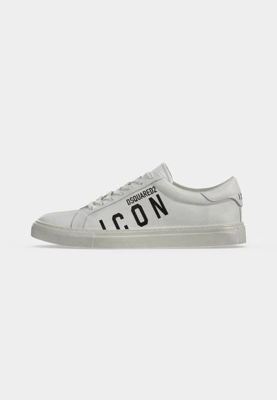 Baskets basses blanches avec lacets, comportant un texte noir DSquared2 ICON sur le côté et une semelle en caoutchouc légèrement texturée.