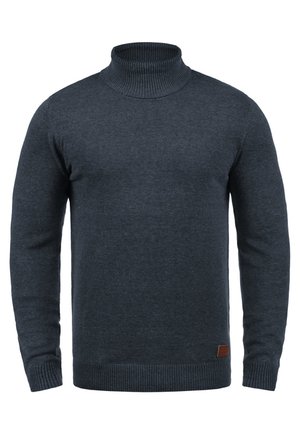 Mørkegrå turtleneck sweater lavet af blødt strikket stof, med ribbede manchetter og krave, samt et lille brunt læderlogo-patch i kanten.
