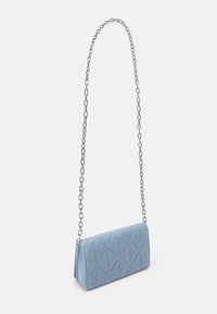 Borsa a tracolla di tessuto trapuntato di colore azzurro chiaro con catena argentata, forma rettangolare e motivo geometrico sul davanti.