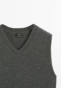 Donkergrijze, mouwloze cashmere trui met een V-hals, met ribbelstructuur bij de halslijn en armsgaten. Merkenlabel zichtbaar.