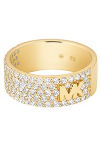 Anello dorato con superficie testurizzata e pietre chiare scintillanti. La fascia è larga e presenta un logo 'MK' inciso sul davanti.