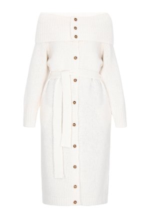 Váll nélküli, krém színű kötött ruha, bordázott textúrával, elöl öt barna gombbal és egy hozzátartozó övvel a deréknál.