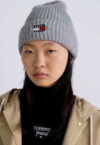 Tommy Jeans HERITAGE BEANIE - Beanie - silver grey