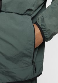 Nike Sportswear Lehká bunda - dark green