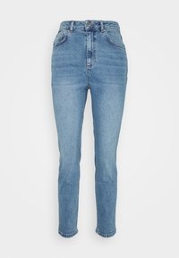 Helle blaue hoch-taillierte gerade Jeans mit vorderen Taschen, Knopfverschluss und Gürtelschlaufen, auf einem weißen Hintergrund gezeigt.
