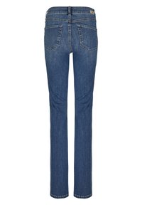 Jeans de mezclilla de un azul oscuro con un corte recto, bolsillos traseros y detalles de costura sutiles. Terminado con un dobladillo con ligero desgastado para mayor textura.