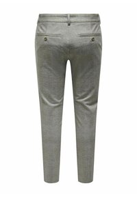 Pantaloni grigi chiari con una finitura testurizzata, dotati di due tasche posteriori con chiusura a bottone e una vestibilità su misura, che si stringe verso la caviglia.