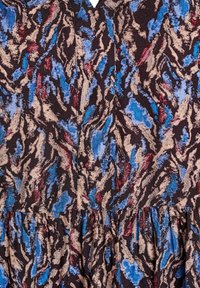 Mekko, jossa on teksturoitu musta kangas ja elävä abstrakti kuvio sinisen, punaisen ja beige sävyissä; V-pääntie ja kerroksellinen muotoilu.