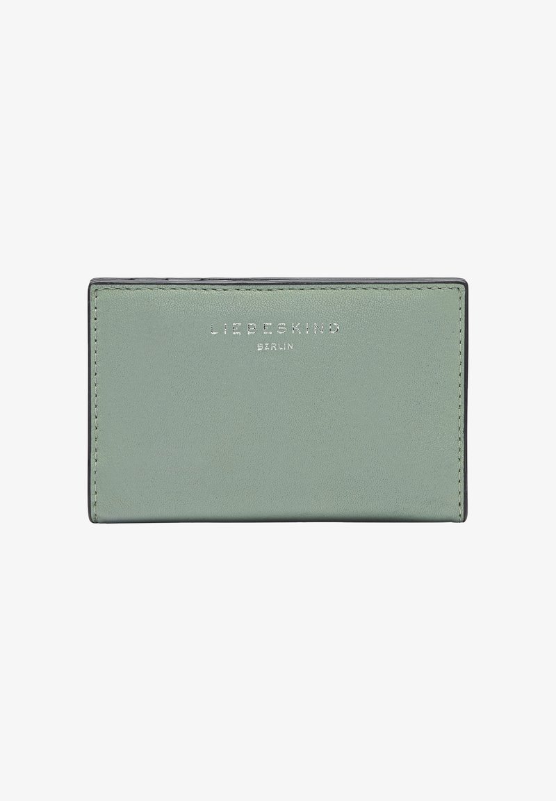 Portefeuille en cuir vert avec une texture lisse, arborant le nom de la marque « LIEBESKIND » en relief argenté à l'avant, de forme rectangulaire.