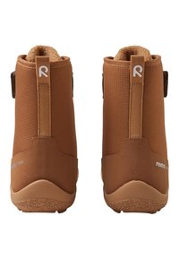 Botas impermeables marrones con una parte superior de tela texturizada, forro acolchado, talón reforzado y suela de goma con un patrón de relieve.