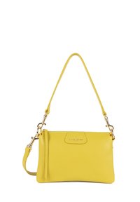 Borsa a tracolla in pelle gialla con una texture liscia, dotata di una sola tracolla e dettagli in metallo dorato. Include una chiusura con zip.