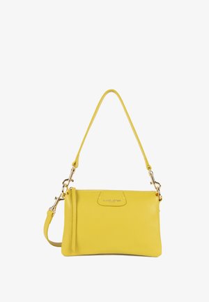 Sac à main en cuir jaune avec une texture lisse, doté d'une seule bandoulière et d'accents en métal doré. Comprend une fermeture éclair.