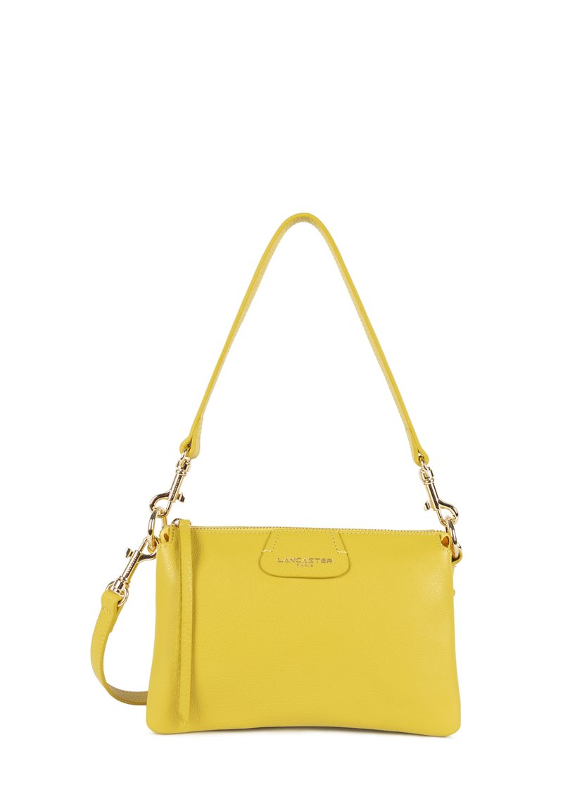 Borsa a tracolla in pelle gialla con una texture liscia, dotata di una sola tracolla e dettagli in metallo dorato. Include una chiusura con zip.