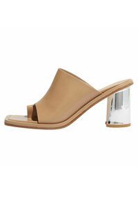 Beige leren open teen mule met een vierkante neus en een glanzende metalen blokhak. Gladde textuur met minimale ontwerpelementen.