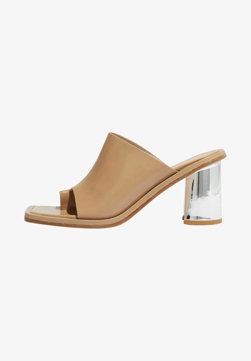 Mule beige in pelle open-toe con punta quadrata e tacco a blocco metallico lucido. Texture liscia con dettagli di design minimi.