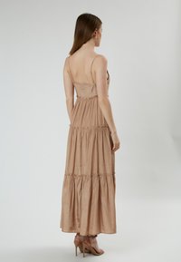 INFLUENCER Maxikleid - camel