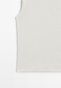 Bezrękawnik, gładki jasnobeżowy top o czystych liniach i subtelnym okrągłym dekolcie, przedstawiony na białym tle.