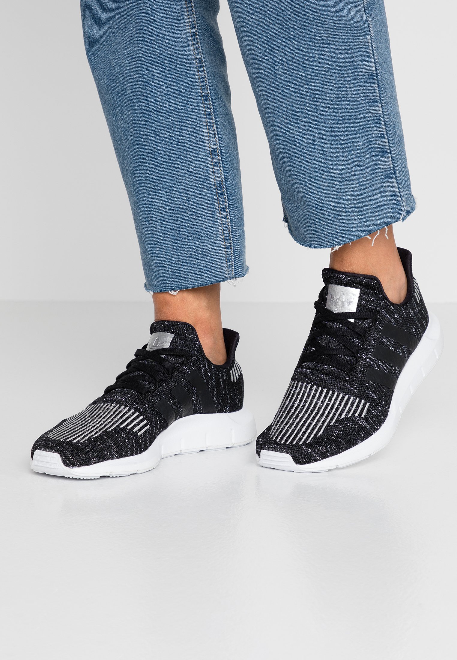 adidas Originals SWIFT RUN Sneaker low core blacksilver adidas Originals SWIFT Sneaker low clear blackgrey six