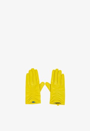 Guantes de cuero amarillos con una textura suave, que presentan costuras fruncidas en la parte posterior y acentos de tela azul en la abertura de la muñeca.