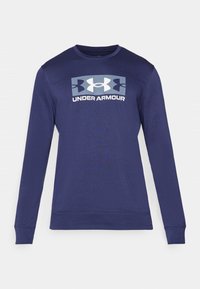 Marineblaue Sweatjacke aus weichem Stoff mit einem großen Under Armour-Logo in Hellblau und Weiß auf der Brust. Klassischer Rundhalsausschnitt.