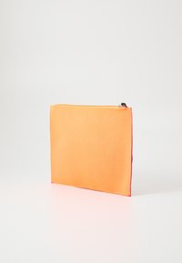 Pochette arancione con finitura testurizzata, chiusura con zip in cima e bordi rosa a contrasto. Forma rettangolare, adatta per riporre piccoli oggetti.