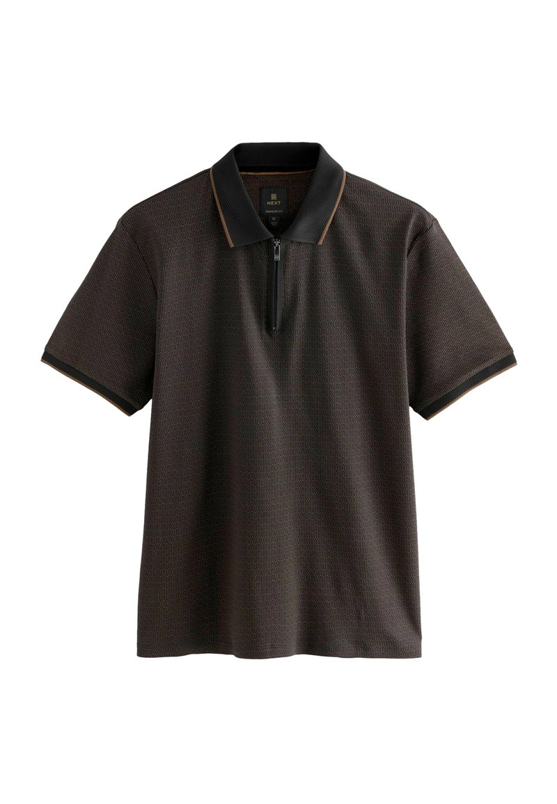 Polo marrón con un patrón texturizado, cuello negro y cierre con cremallera. Presenta costuras en contraste a lo largo del cuello y las mangas.