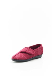 Rode stoffen slipper met bloemenborduursel, ronde neus, klittenbandsluiting en zwarte rubberen zool. Zachte textuur en platte profiel voor comfort.