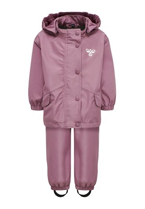 Ensemble de pluie deux pièces pour enfants mauve avec veste à capuche, fermeture à boutons, poignets élastiques, poches et chevilles de pantalon élastiquées avec sangles pour les pieds.