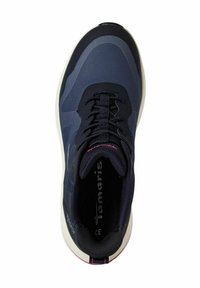 Scarpa sportiva blu navy con tomaia testurizzata, suola più chiara a contrasto e lacci neri. Presenta un logo sulla soletta e un colletto imbottito.