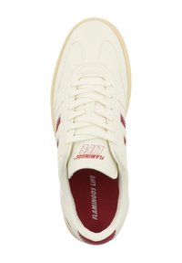 Sneaker bianco con accenti e marchio rossi. Parte superiore testurizzata, design con lacci e suola in gomma color tan a contrasto. Stile minimalista.