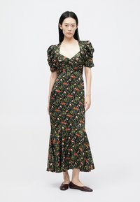Vestido floral preto com mangas bufantes e corpete ajustado. Bainha rodada e padrões florais vibrantes em laranja e rosa sobre um fundo escuro.