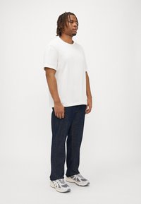 Calvin Klein Jeans Plus PLUS TEXTURED MONOLOGO TEE - T-shirts print - ivory