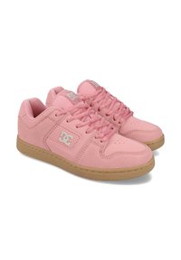 Ροζ αθλητικό παπούτσι με επάνω μέρος από σουέντ και δίχτυ, στρογγυλή μύτη, επενδεδυμένο γιακά και καουτσούκ σόλα με γόμα. Λογότυπο DC στο πλάι.