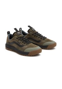 Zelené a šedé semišové a textilní tenisky mají černé tkaničky, texturovanou gumovou podrážku a polstrovaný vnitřek s barevným podšívkou.