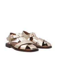 Metalen gouden sandalen met meerdere banden, gespsluiting bij de enkel, open teen en bruine zool. Glad textuur en vlak ontwerp.