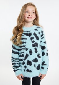 Maglione fuzzy di colore azzurro chiaro con macchie e strisce leopardate nere, scollo rotondo, maniche lunghe e texture morbida. Adatto per un abbigliamento casual.