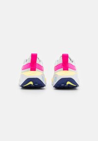 Nike Performance REACTX INFINITY  - Tenisice za cestovno trčanje - photon dust/deep royal blue/white-saturn gold/fierce pink/aquarius blue