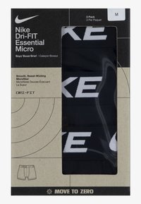 Nike Dri-FIT Essential Micro dječje bokserice, crne s istaknutim bijelim "NIKE" logotipom. Pakiranje sadrži tri para. Glatki, mikrovlakni materijal koji odvodi vlagu.