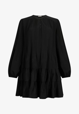 Rochie neagră plisată cu mâneci lungi, decolteu rotund și detalii cu nasturi. Include un tiv cu volane în straturi și un material moale, texturat.