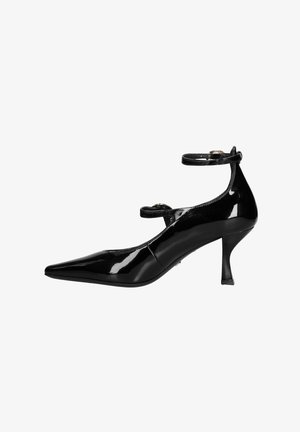 Scarpa con tacco alto in pelle verniciata nera, con punta affusolata, cinturino alla caviglia e un tacco sottile di 5 cm, caratterizzata da una finitura lucida.