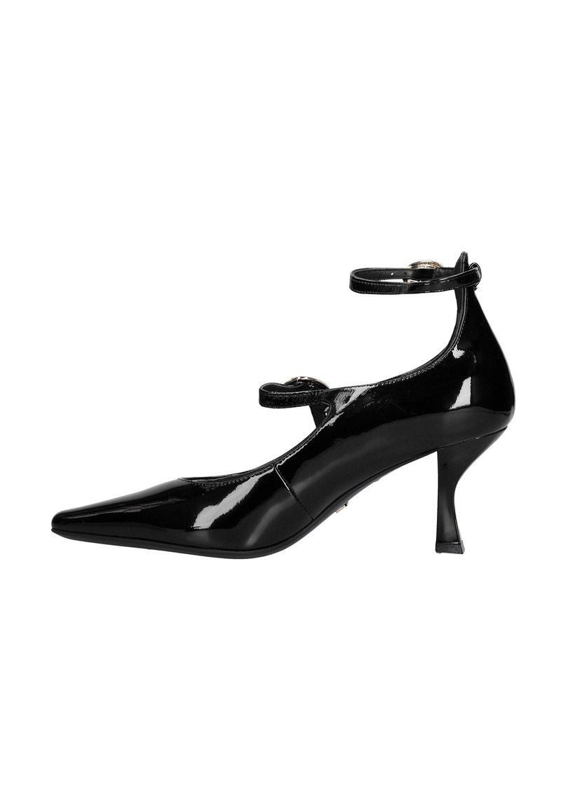 Scarpa con tacco alto in pelle verniciata nera, con punta affusolata, cinturino alla caviglia e un tacco sottile di 5 cm, caratterizzata da una finitura lucida.