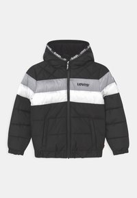 Zwarte donzen jas met een ontwerp van grijze en witte horizontale strepen. Voorzien van een ritssluiting aan de voorkant en een capuchon, met een gewatteerde textuur en een logo-accent.